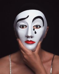 clown.mask.white.black.background